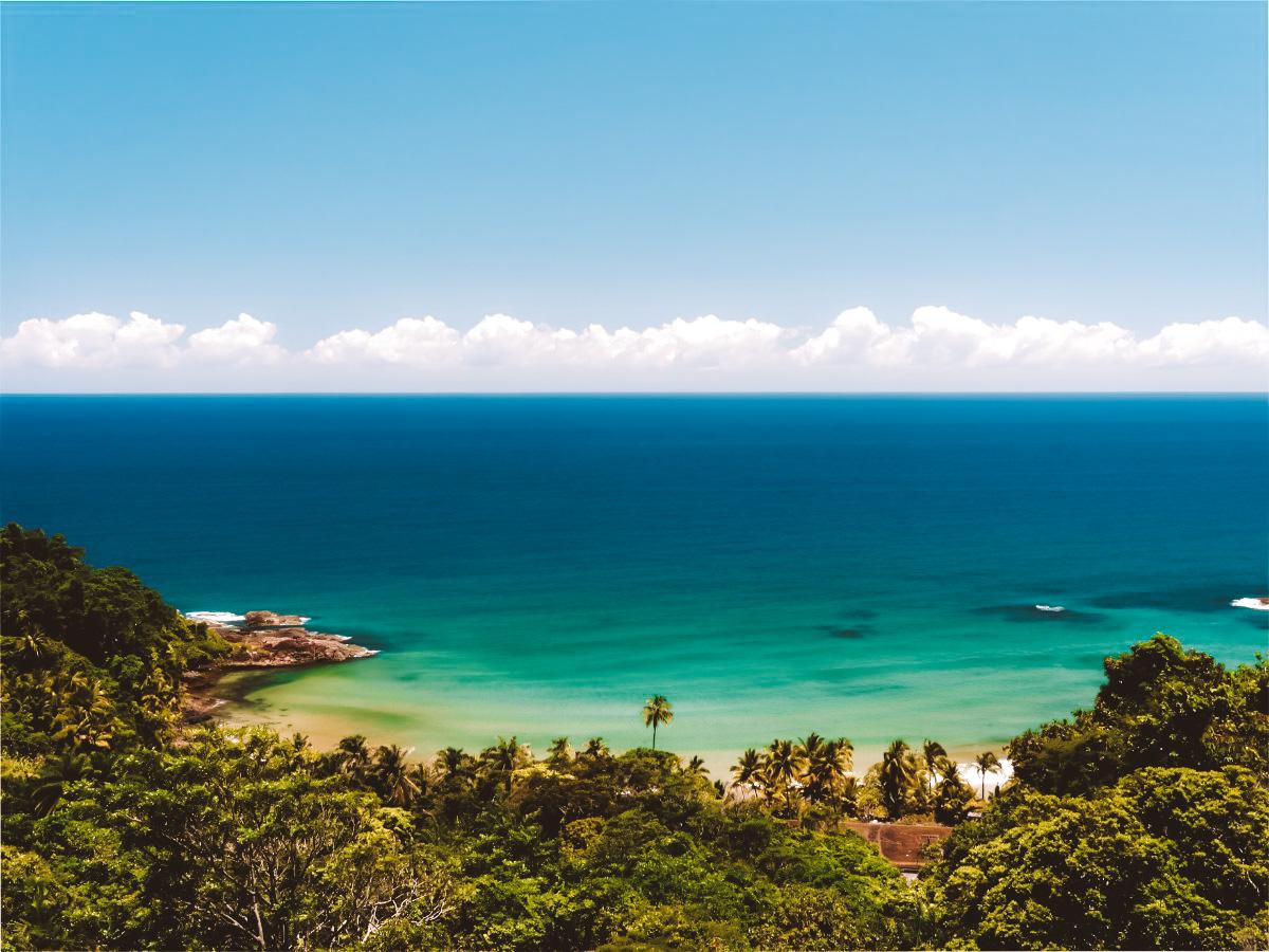 Paisagens de Itacar&eacute;, Bahia, que combinam praias paradis&iacute;acas, natureza preservada e um dos melhores destinos de surf do Brasil.